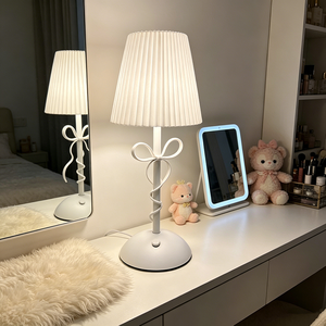 Lámpara de Mesa LED Nórdica Moderna BGST con Pantalla de Tela Plisada Blanca, Diseño de Lazo, Lámpara de Escritorio para Decoración de Dormitorio, Venta al Por Mayor - Product Image 1