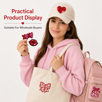 Prêts à expédier : Patchs Saint-Valentin, Badges à sequins Cœur Rouge, Appliques thermocollantes Disco Cerise Nœud pour Chapeaux - Vente en gros en stock