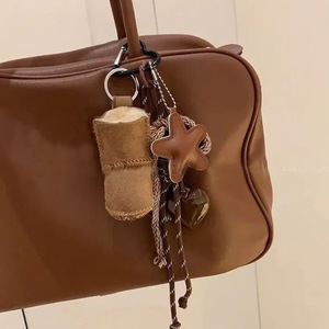 2026 Lindo Colgante para Teléfono con Diseño de Botas de Nieve, Accesorios de Cadena, Decoración Estética para Zapatos y Bolsos con Forma de Corazón, Llavero, Regalo - Product Image 4