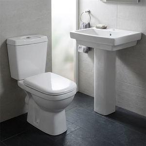 Ensemble de salle de bain carré en céramique deux pièces avec WC, réservoir, abattant et lavabo sur pied – Inde - Product Image 1