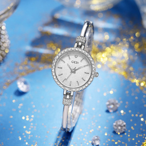 Reloj de pulsera de cuarzo con cristales plateados para mujer, reloj de pulsera elegante de lujo para mujer, para uso diario y fiestas - Product Image 1