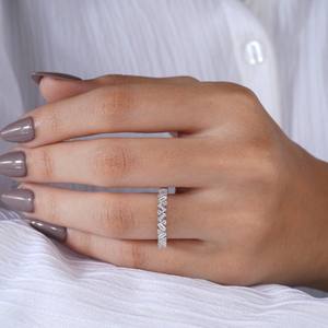 Elegante Anillo de Plata con Cristales Baguette y Corte Redondo para Mujer, Joyería Minimalista para Boda, Aniversario o Compromiso - Product Image 1