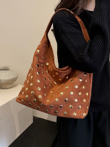 Sac à main hobo vintage Y2K punk en daim clouté avec grandes rivets dorés, grande capacité, pour le shopping, les voyages et le quotidien, pour femme - Product Image 2