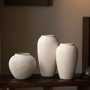 אגרטל שולחן מינימליסטי מקרמיקה לבנה, אגרטל פרחים מקרמיקה לבנה עם טקסטורה, נמוך וגבוה, לעיצוב הבית, פנים וחוץ. - Product Image 5