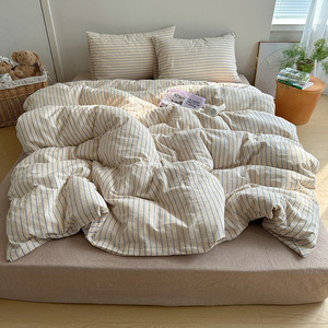 طقم سرير من أربع قطع من القطن العضوي المصبوغ والمغسول، مخطط، بدرجة الأمومة والرضاعة، يتضمن ملاءة سرير وغطاء لحاف، لراحة النوم العاري. - Product Image 2