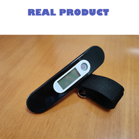 Balance numérique portable J&R 50 kg rouge et bleue avec écran LCD rétroéclairé, fonction de mise en veille automatique et maintien automatique pour bagages
