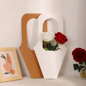 Yaratıcı koni çiçek kollu çiçekler sarma hediye çantası Kraft kağıt hediye keseleri çiçek buketi kulplu çanta