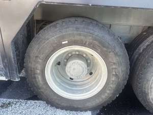 2022 utilisé Sany STC550C5 grue sur chenilles 4 essieux 5 sections contrepoids de flèche 15.1 tonnes moteur PLC 55 tonnes charge de levage maximale - Product Image 5