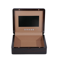 Boîte à chocolats en bois brillant avec écran LCD intégré, boutons de contrôle multimédia, doublure en PU, logo personnalisé pour l'emballage de desserts du Ramadan et de l'Aïd
