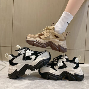 Женские модные кроссовки на шнуровке - Product Image 3