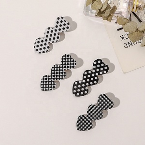 <span class=keywords><strong>YANE</strong></span> Pince à cheveux en acrylique noire et blanche à motif vague, forme cœur, pour femme, style japonais et coréen, adorable - Product Image 1