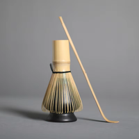 Kit d'accessoires pour la cérémonie du matcha comprenant un fouet à matcha en bambou (Chasen), une cuillère à thé (Chashaku) et un support en céramique pour fouet, pour une cérémonie authentique.