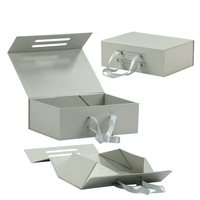 Boîte cadeau pliable de luxe avec logo personnalisé, poignée en ruban, couvercle magnétique pliable, emballage rigide pour vêtements, chaussures, articles vestimentaires