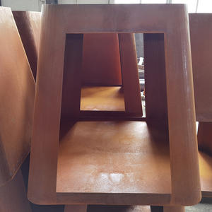 Diseño de barbacoa de acero Corten portátil compacto con rejilla de metal y acabado rústico - Product Image 4