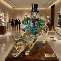 Sculpture de luxe en chrome, statue exclusive de vieil homme chevauchant un taureau doré, pour la décoration intérieure et un chef-d'œuvre pour galerie d'art