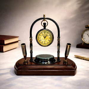 Organizador de Escritorio con Brújula Náutica Vintage, Reloj Redondo Colgante, Acabado en Latón Antiguo, Portaplumas Metálico, Base de Madera Decorativa - Product Image 1