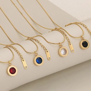 Collar minimalista de cadena de serpiente con colgante circular de bisel de piedra de un solo color, de acero inoxidable, para mujer, joyería apilable para uso diario. - Product Image 4