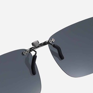 คลิปหนีบแว่นตาสำหรับผู้หญิง เปลี่ยนสีได้ทั้งกลางวันและกลางคืน ใช้ได้สองแบบ แว่นกันแดดโพลาไรซ์แบบคลิปหนีบ ป้องกันรังสียูวี สำหรับคนสายตาสั้น - Product Image 5