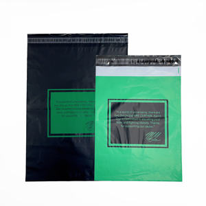 Bolsas de Envío Negras Mate Atractivas - Sobres de Poliéster Impresos en Verde Personalizados para Ropa de Marca en Comercio Electrónico - Product Image 2