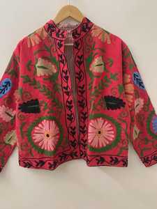 เสื้อแจ็คเก็ตผ้ากำมะหยี่ปักลายซูซานีอินเดียสีแดง สำหรับฤดูหนาว ระบายอากาศได้ดี ทรงปกติ ปักมือ สำหรับผู้หญิง สไตล์โบโฮ เหมาะเป็นของขวัญ - Product Image 4