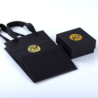 Ensemble élégant de sacs cadeaux et boîtes en papier noir personnalisés avec logo doré pour emballage de luxe, sac de shopping de qualité supérieure avec poignée découpée