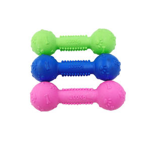 Venta al por mayor de juguetes de diseño para mascotas TPR huellas de goma hueso mancuerna masticar dentición juguetes interactivos de entrenamiento para perros - Product Image 1