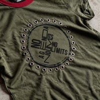 Individuelles Logo Amerikanisches Vintage T-Shirt Digitaldruck Nieten-Colorblock-Design Atmungsaktives Gewebtes Mid-Casual Sommer-T-Shirt vom Hersteller