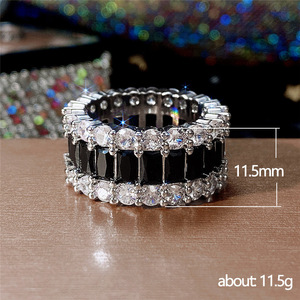 Anello di Lusso con Gemme a Grappolo per Donne, Gioiello da Dito Scintillante e alla Moda - Product Image 5