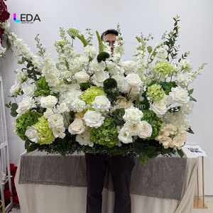 Chemin de table LEDA blanc et vert avec fleurs artificielles, centre de table en soie pour mariages, événements et décorations de fête - Product Image 1