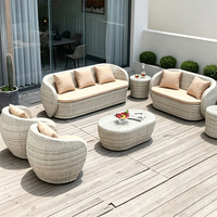 Vente en gros usine : Ensemble de mobilier de jardin en rotin pour terrasse et cour, comprenant canapé et table basse, idéal pour projets hôteliers et villas