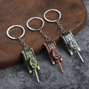 Pendentif de voiture unique pour homme, avec un modèle de porte-clés en forme de char T34 de la Seconde Guerre mondiale, idéal comme petit cadeau. - Product Image 1