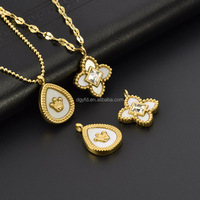 Collier Pendentif Carré en Acier Inoxydable avec Breloques Nacre, Zircon, Papillon, Rose et Couronne Ovale – Vente en Gros