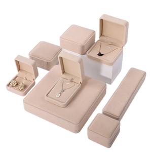 Özel Logo kırmızı dolgulu deri karton Flip basit siyah kadife toka kapatma kare pembe takı kutuları - Product Image 4