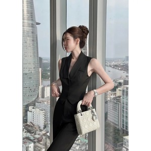 Elegante conjunto de dos piezas con chaleco acolchado de moda para mujer y pantalones plisados, perfecto para un estilo sofisticado y moderno. - Product Image 3