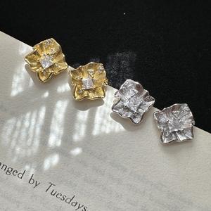 Boucles d'oreilles plissées françaises en argent pur S925, design floral vintage avec un tempérament luxueux et élégant, bijoux en diamant et en or - Product Image 1