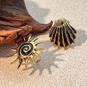 Bague ouverte vintage en acier inoxydable plaqué or véritable 18 carats, motif spirale soleil hélice coquillage, design bicolore or noir, résistante au ternissement - Product Image 3