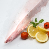 Steak de poisson épée IQF surgelé de qualité supérieure, entier, avec peau, coupe épaisse, portion sans os, emballage sous vide, coupes nettes, produits de la mer, exportation Singapour