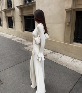 Robe longue maxi moulante blanche glamour pour femme, col en V profond, avec empiècements en dentelle, manches longues, drapée, taille nouée, idéale pour soirée romantique, mariage ou événement. - Product Image 2