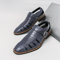 Sandales pour hommes à bout pointu en cuir gaufré croco, à boucle monk strap, à découpe, sans talon, pour l'été et les occasions professionnelles