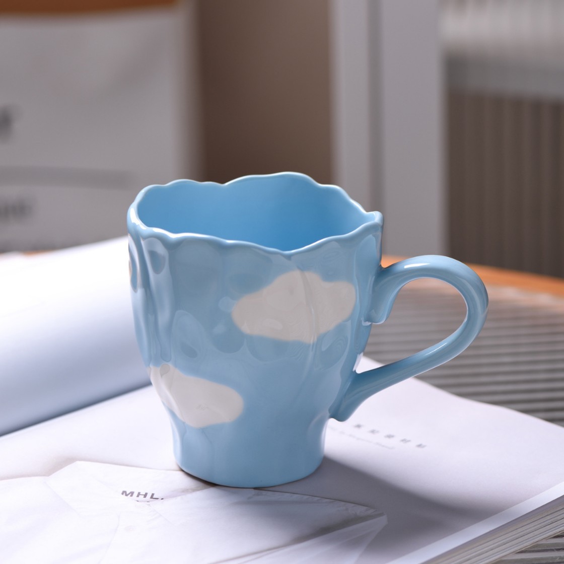 Tasse simple nuage à tige haute nuage bleu