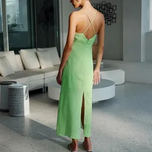Individuelle Damenbekleidung 100 % Polyester Satin Sommer elegant italienisch dünnes Schulterband V-Ausschnitt A-Line langes Midi Freizeitkleid