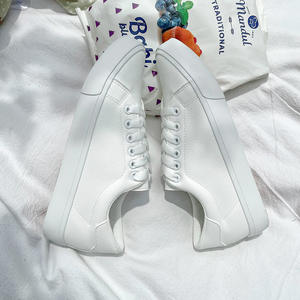 Venta al por mayor nueva primavera otoño hombres y mujeres pareja pequeños zapatos blancos PU cuero hombres zapatillas planas - Product Image 2