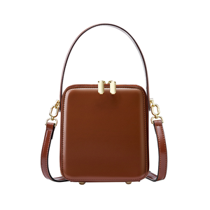 Sac à bandoulière pour femme en cuir véritable rétro de luxe avec rivets, sac à main de haute qualité OEM/ODM - Product Image 1