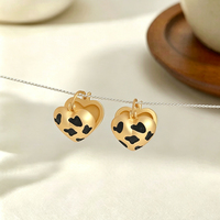 Boucles d'oreilles créoles cœur double face en émail imprimé léopard, plaqué or véritable sur cuivre, avec fermeture à pression, vente en gros