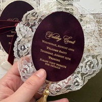 Carte d'invitation de mariage de luxe en feuille d'or avec décoration en dentelle et motifs en relief