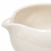 Bol à matcha en céramique blanche avec poignée et bec verseur, logo personnalisé pour la préparation quotidienne du matcha à la maison ou au café, cérémonie du thé