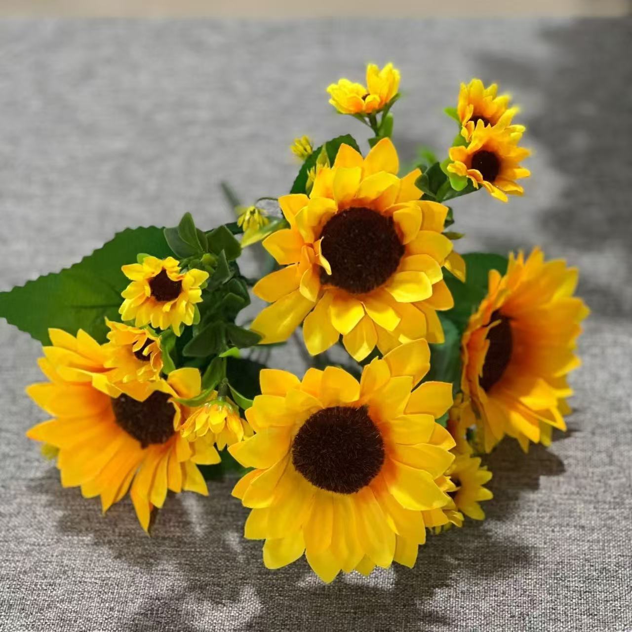 Treize tournesols - quatre grands, neuf petits.