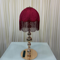 Lampe de table de luxe en gros SMOOTH avec abat-jour en tissu noir à pompons et support doré pour la décoration de mariages et de lieux événementiels