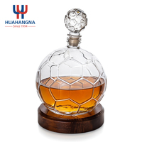 Bouteille à liqueur en verre en forme de ballon de football de 40 oz, cadeau pour bar sportif, carafe à whisky fantaisie de 1200 ml en forme de ballon de football avec base en bois