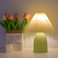 Lampe de table en céramique plissée rétro nordique pour chambre et bureau, veilleuse de chevet avec ambiance décorative raffinée